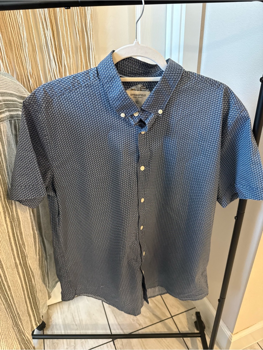 Men's Short-Sleeve Button-Down Shirt in Navy Microprint